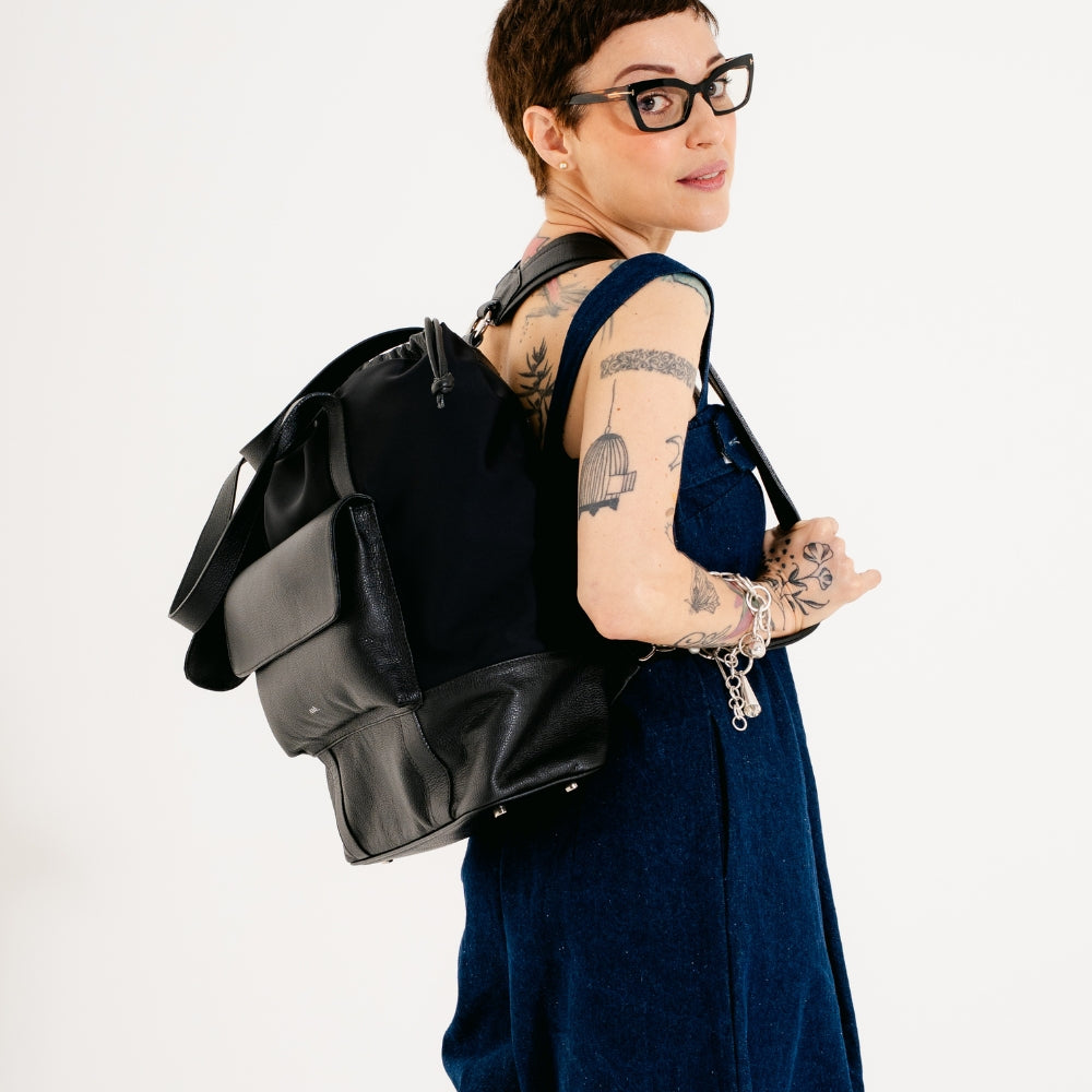 Bolsa Mochila Collab Cris g Adô Cor Preto