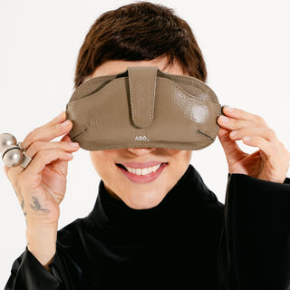 Porta Oculos Collab Cris Couro Adô Cor Cinza Fendi