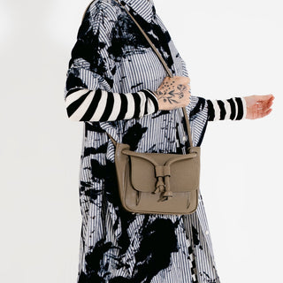 Bolsa Collab Cris p Couro Adô Cor Cinza Fendi