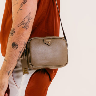 Bolsa Cla e Pequena Couro Adô Cor Cinza Fendi