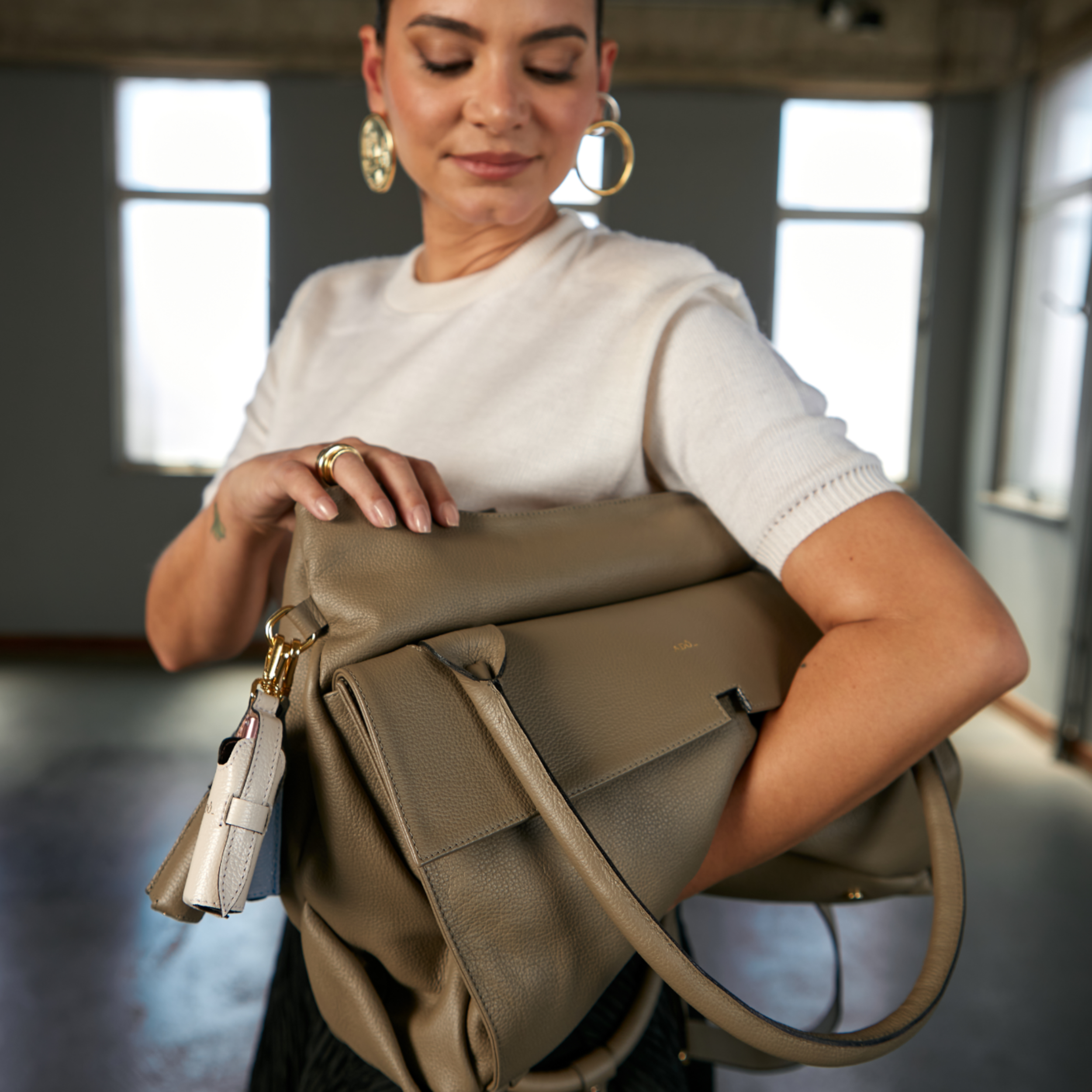 Bolsa Collab Amanda Couro Adô Cor Cinza Fendi