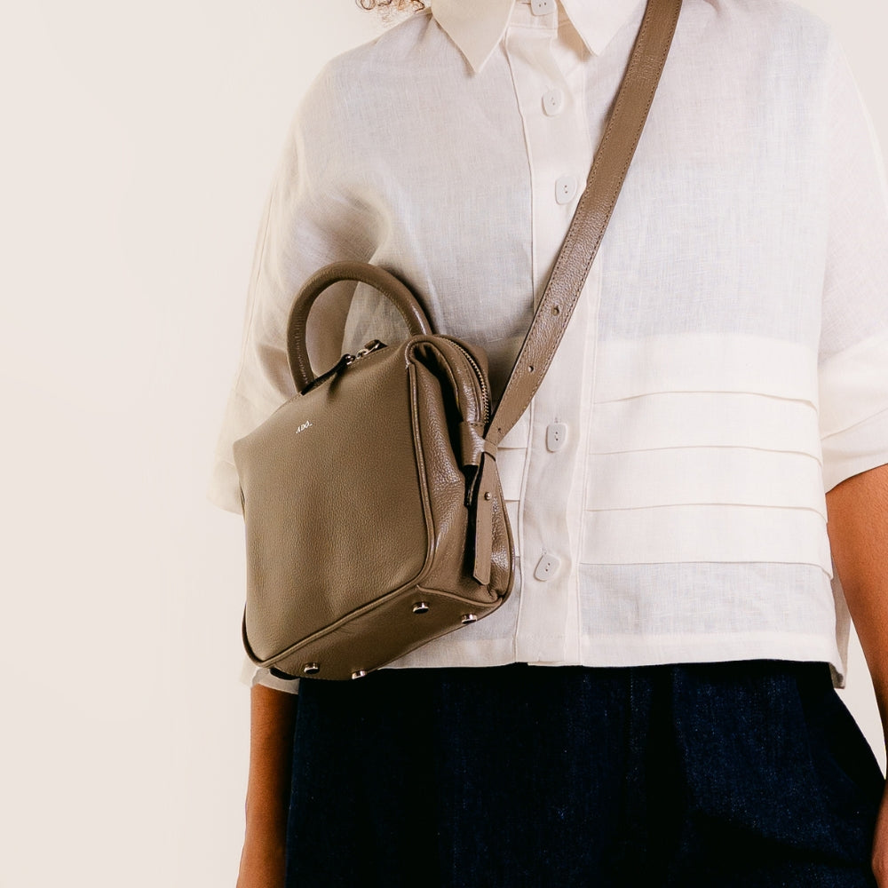 Bolsa Tab Mini Couro Adô Cor Cinza Fendi