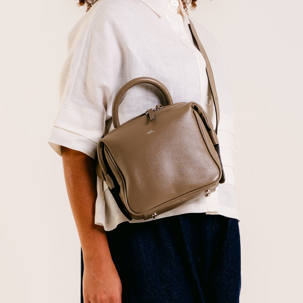 Bolsa Tab Mini Couro Adô Cor Cinza Fendi