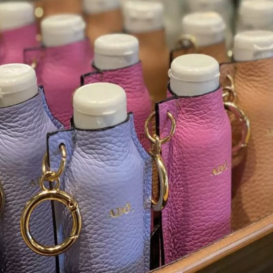 Cansada de ficar procurando o álcool em gel na bolsa?