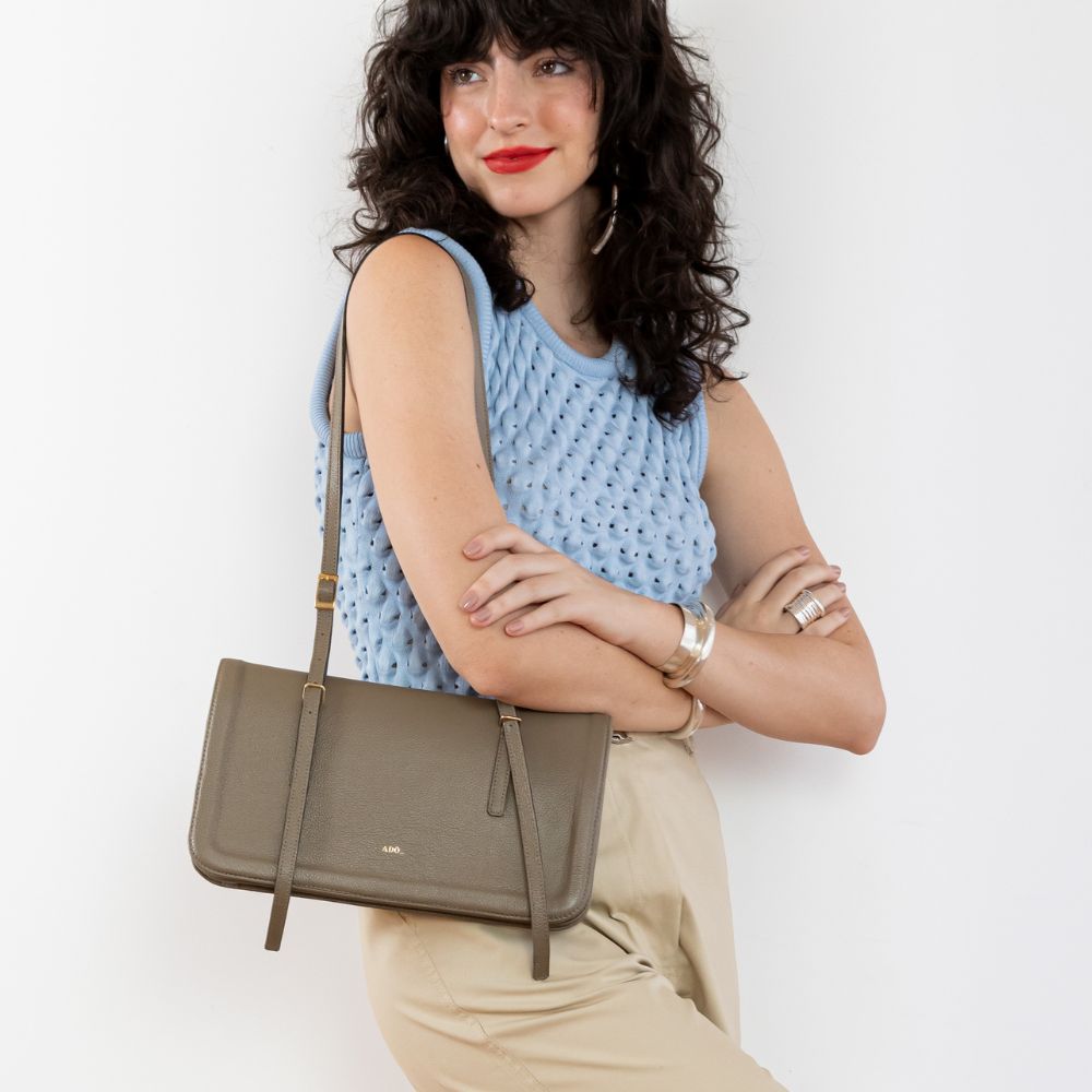 Bolsa Envelope Couro Adô Cor Cinza Fendi