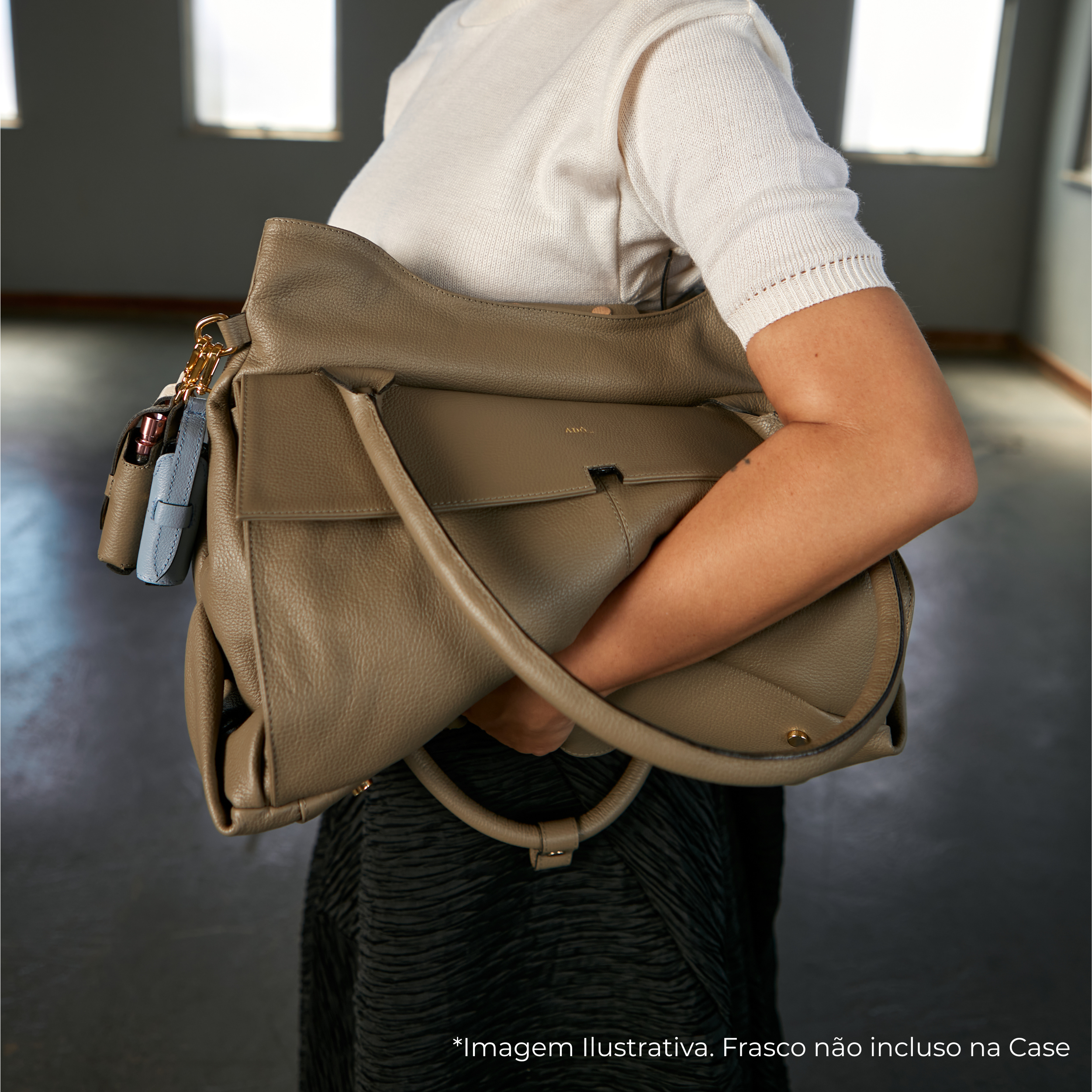 BOLSA COLLAB AMANDA COURO ADÔ COR CINZA FENDI