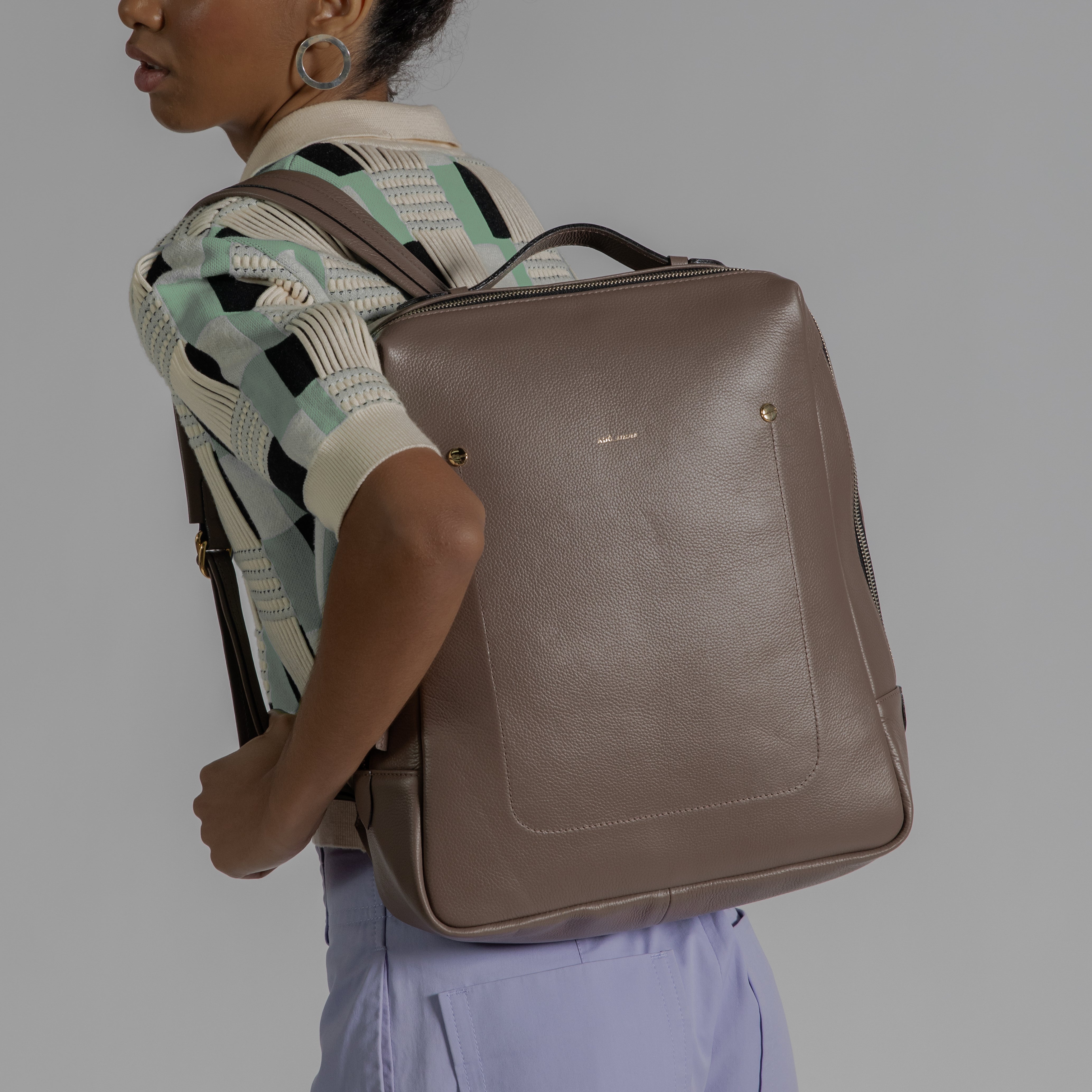 Mochila Block Grande Couro Adô Cor Cinza Fendi