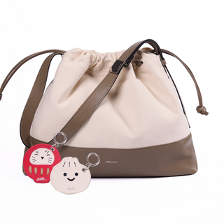 KIT BOLSA BUCKET CINZA FENDI + 2 CHARMS