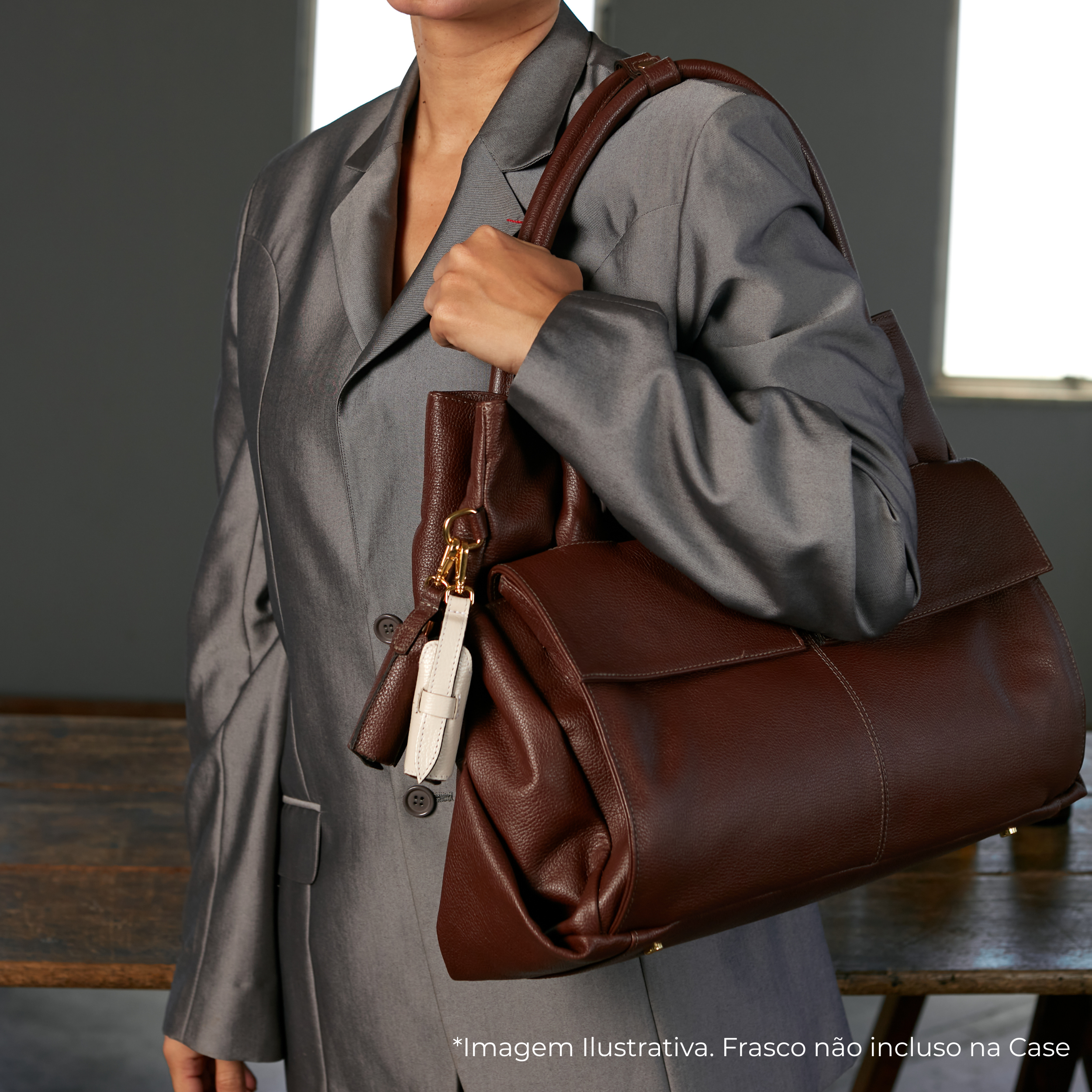 BOLSA COLLAB AMANDA COURO ADÔ COR MARROM CACAU