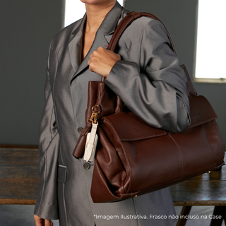 BOLSA COLLAB AMANDA COURO ADÔ COR MARROM CACAU