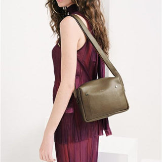 Bolsa Block Essencial Couro Adô Cor Cinza Fendi