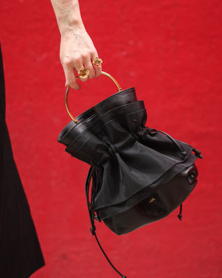 bolsa bucket de couro feminina preta collab ADÔ x Savana Sá