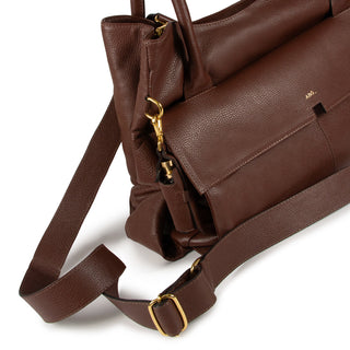 BOLSA COLLAB AMANDA COURO ADÔ COR MARROM CACAU + CASE BELEZA + PERFUME