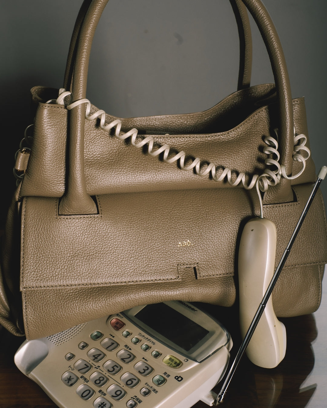 Bolsa Collab Amanda Média Couro Adô Cor Cinza Fendi