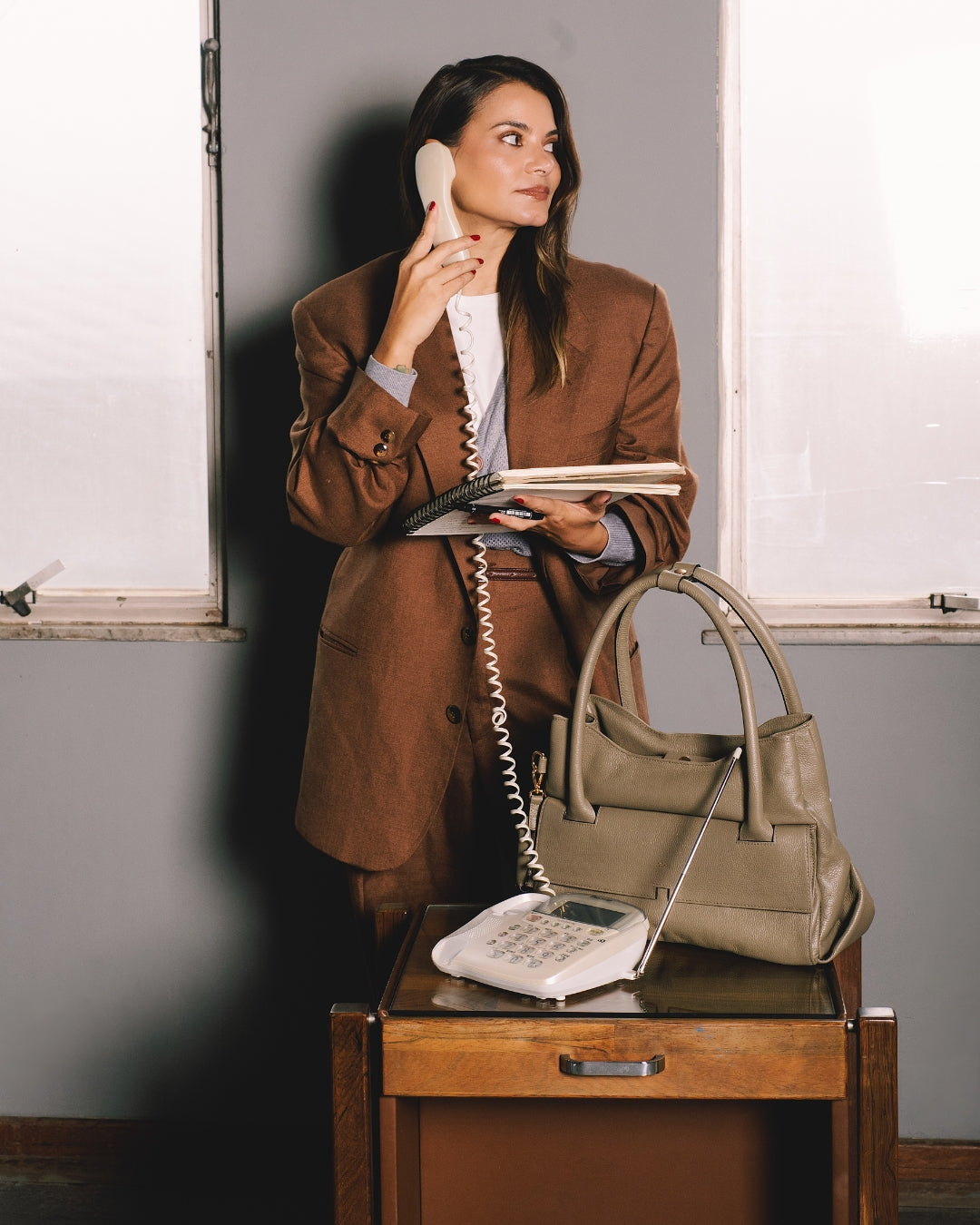 Bolsa Collab Amanda Média Couro Adô Cor Cinza Fendi