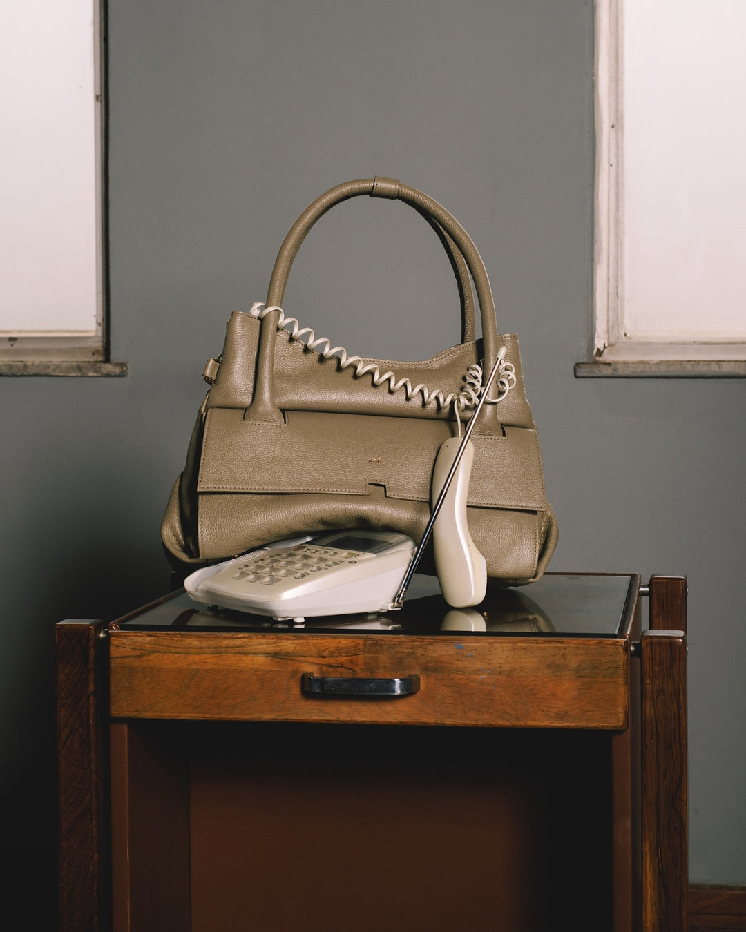 Bolsa Collab Amanda Média Couro Adô Cor Cinza Fendi