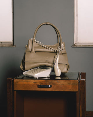 Bolsa Collab Amanda Média Couro Adô Cor Cinza Fendi