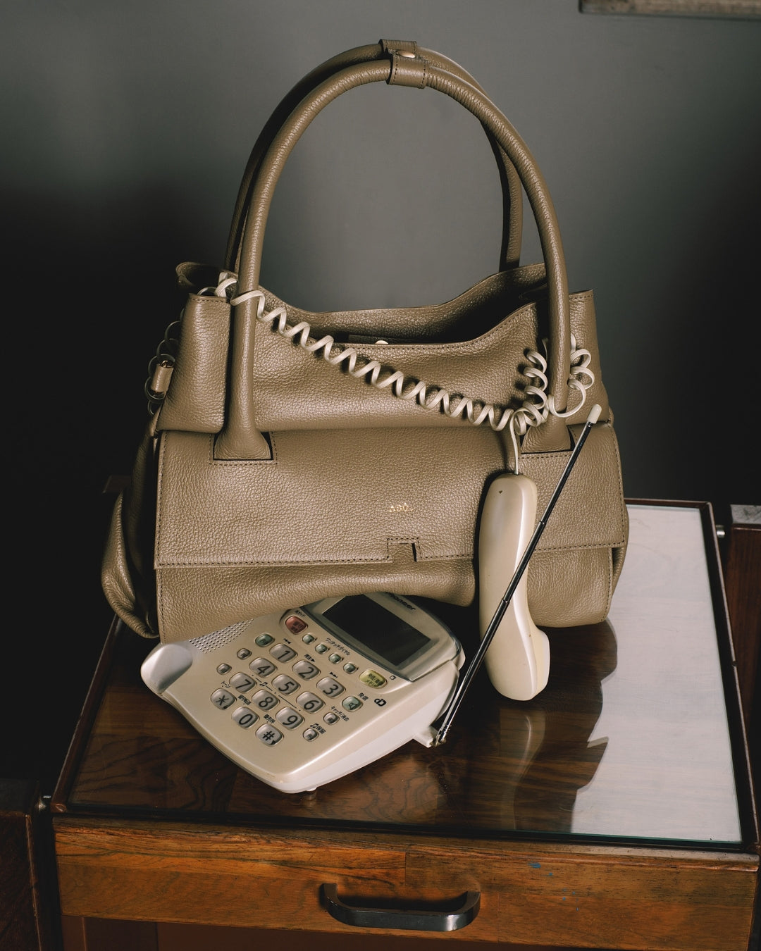 Bolsa Collab Amanda Média Couro Adô Cor Cinza Fendi