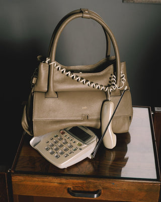 Bolsa Collab Amanda Média Couro Adô Cor Cinza Fendi