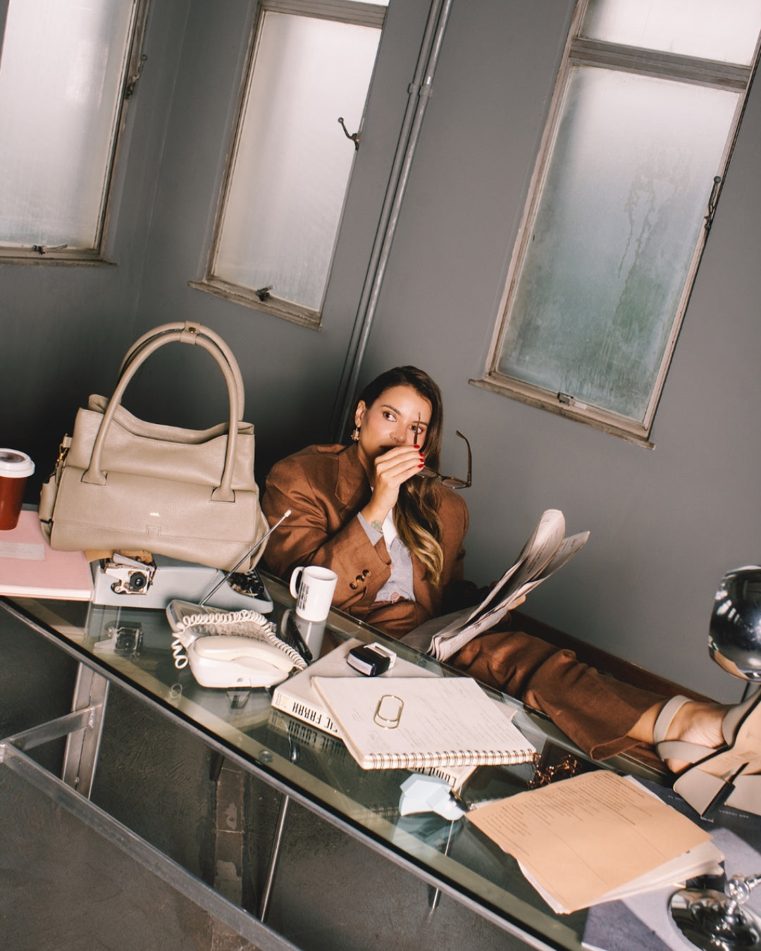 Bolsa Collab Amanda Média Couro Adô Cor Cinza Fendi