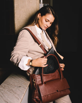 Bolsa Collab Amanda Média Couro Adô Cor Marrom Cacau