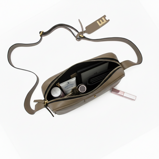 Bolsa Cla Pequena Essencial Couro Adô Adô Cor Cinza Fendi