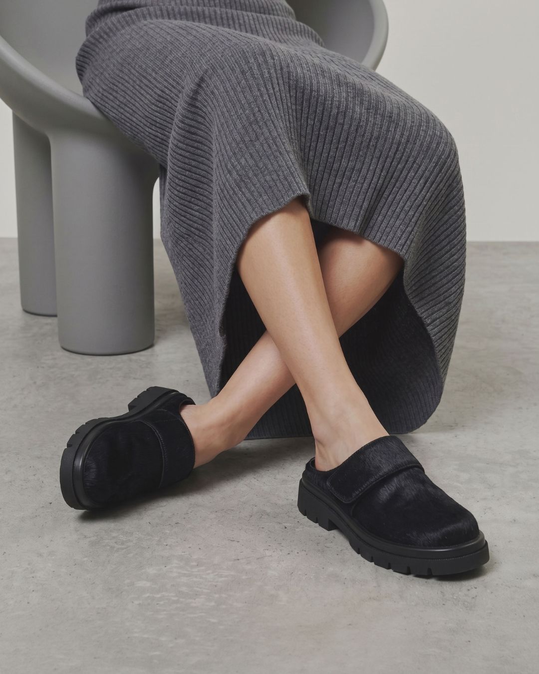 Clog Iris Couro com Pelo Adô Cor Preto