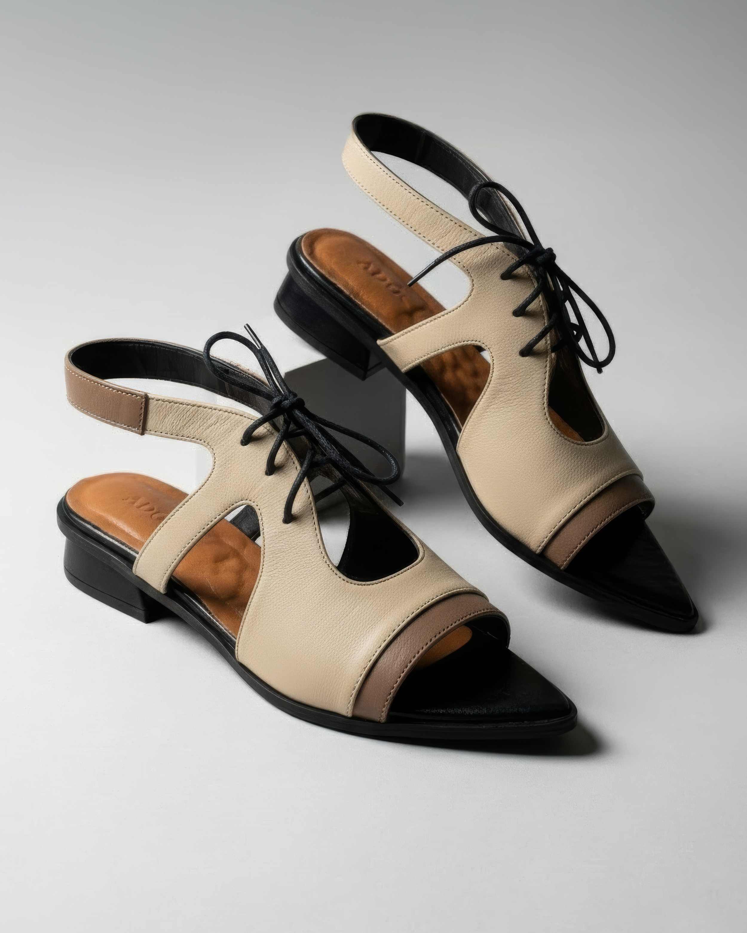 SANDALIA MONA COURO ADÔ COR OFF WHITE