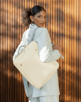 Mochila Block Grande Couro Adô Cor Creme Brulee - ADÔ