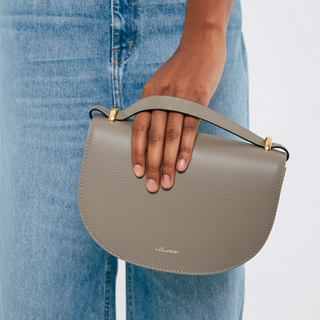 Bolsa Oli Pequena Couro Adô Cor Cinza Fendi