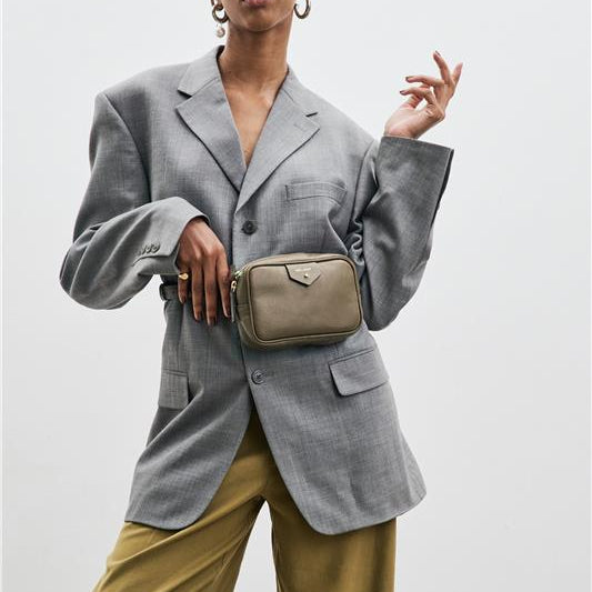 Pochete Cla Couro Adô Cor Cinza Fendi