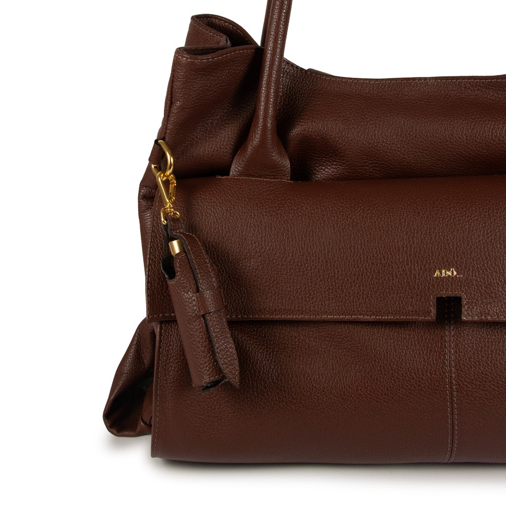 BOLSA COLLAB AMANDA COURO ADÔ COR MARROM CACAU + CASE BELEZA + PERFUME