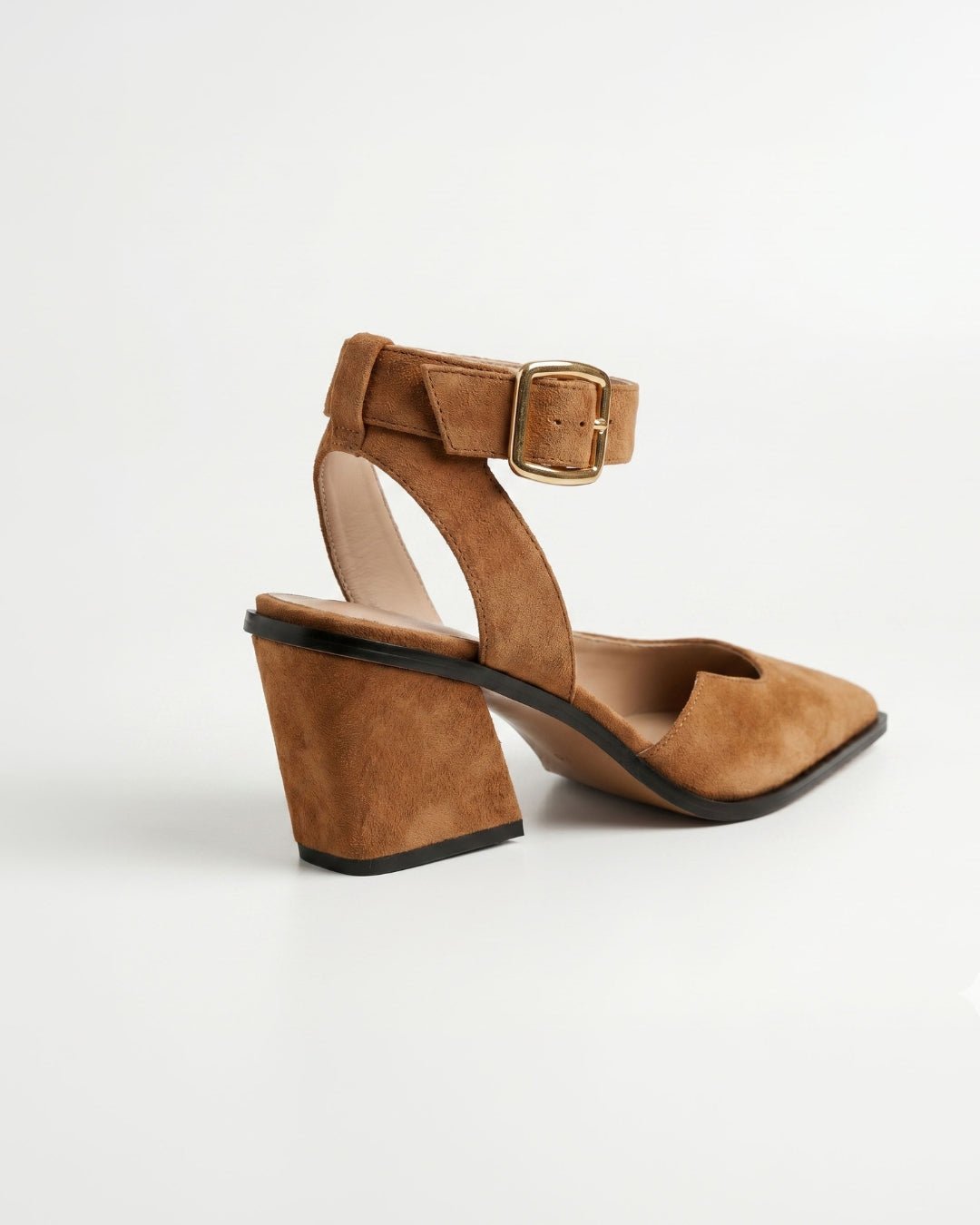 Scarpin Lygia Camurça Adô Cor Caramelo - ADÔ