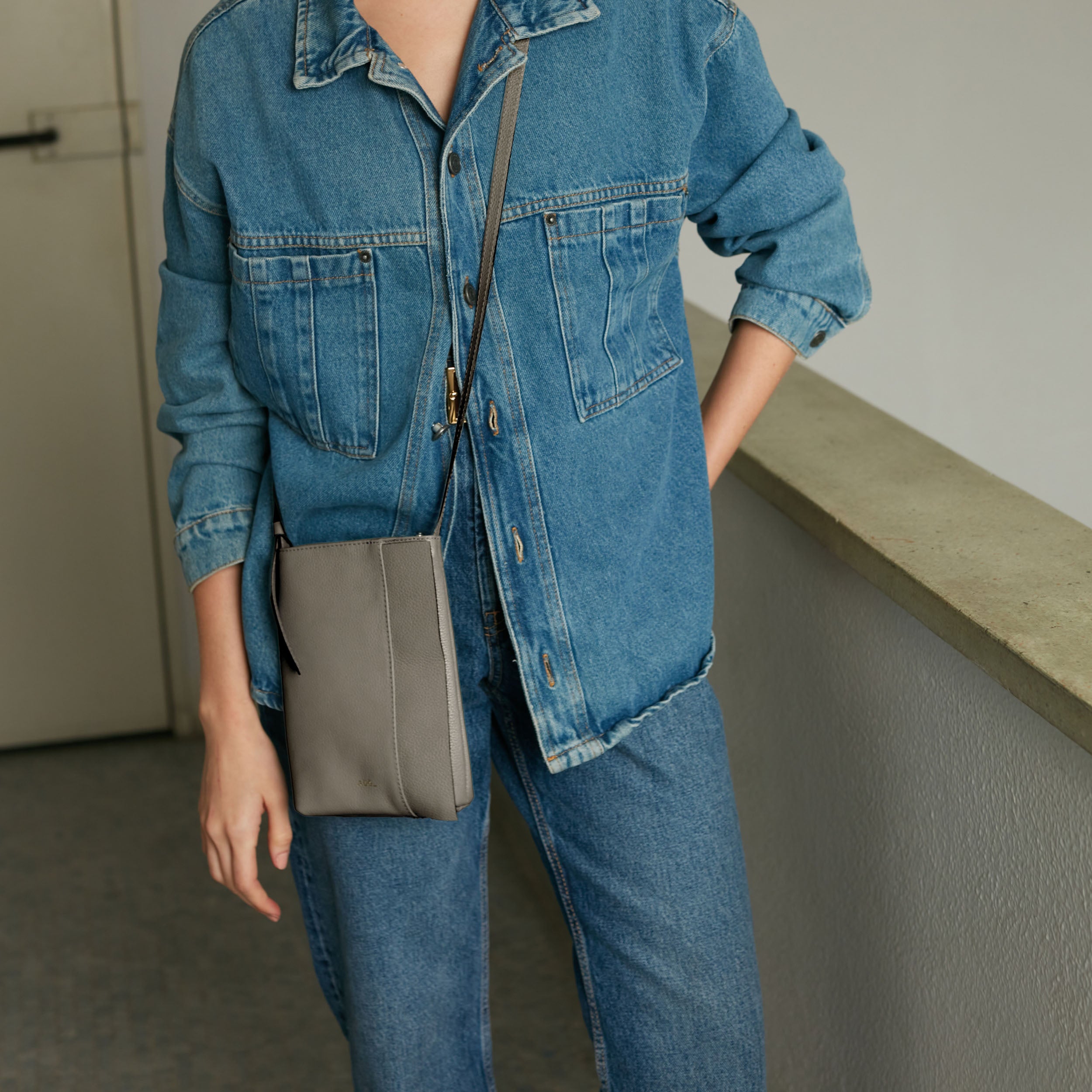 Bolsa Porta Celular Adô Umbra Cinza Fendi