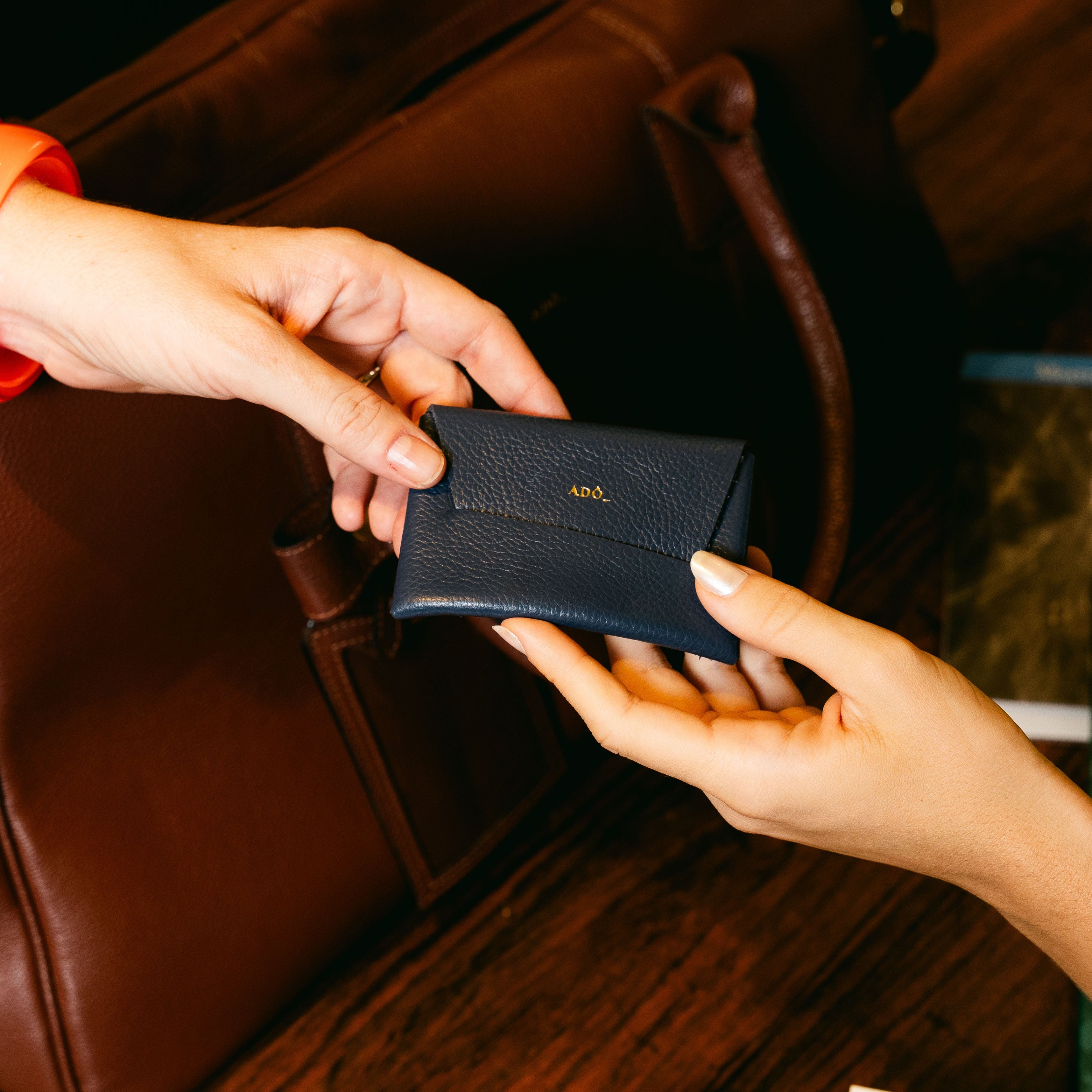Porta Cartao Dobra Couro Adô Cor Preto