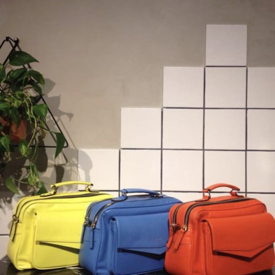 Lima, jeans e tangerina. Bolsa Brick G Adô.