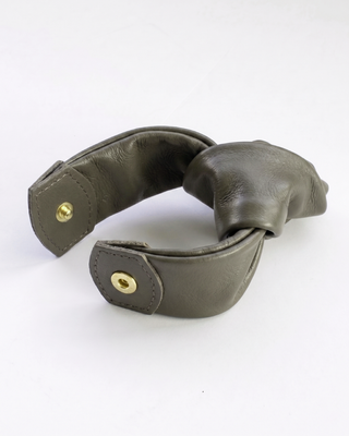 Bracelete Nó Couro Adô Cor Cinza Fendi