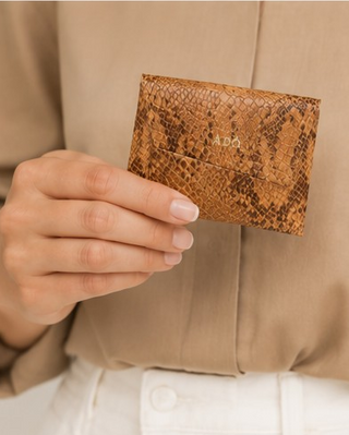 Porta Cartao Dobra Couro Estampado Adô Cor Snake Caramelo