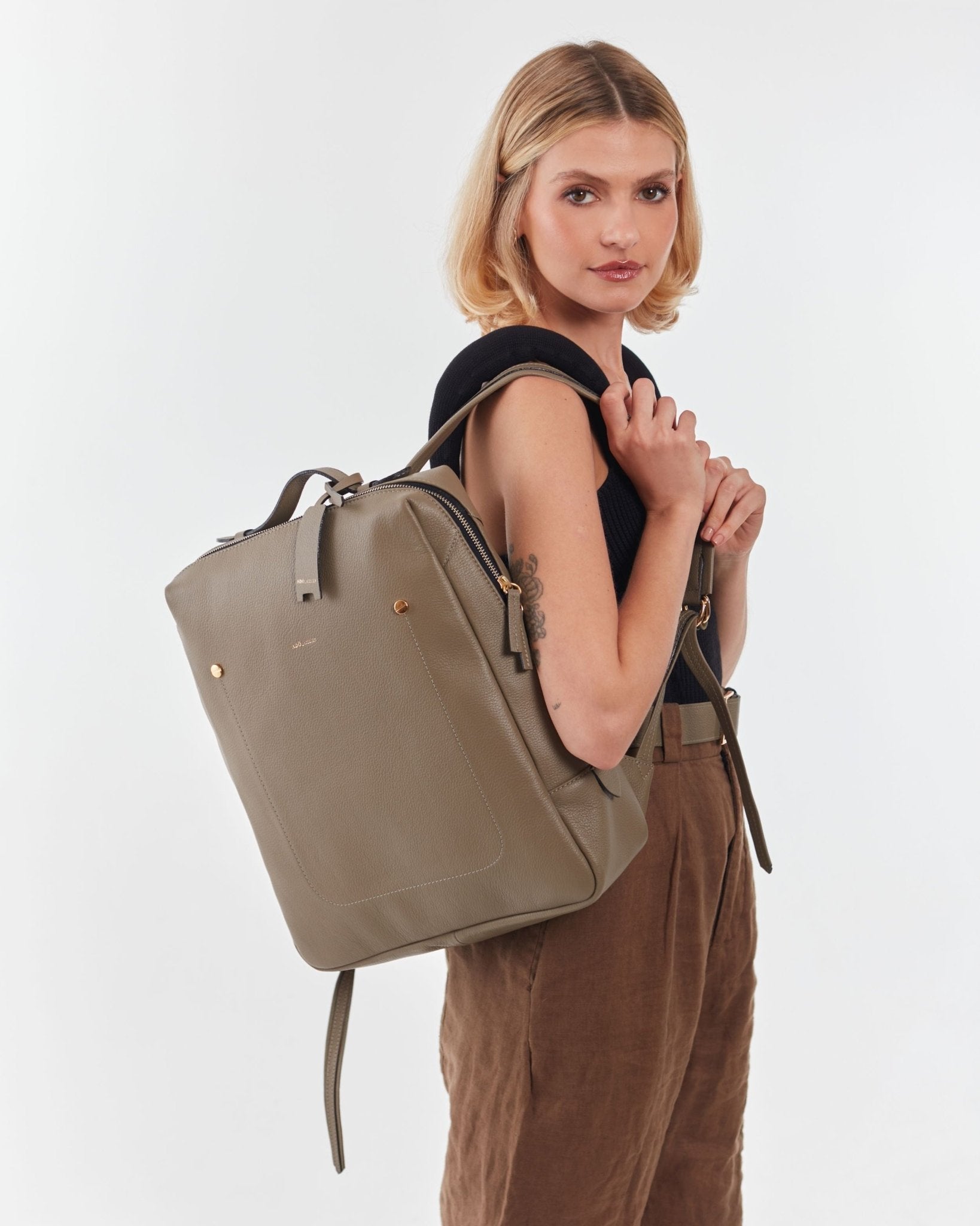 Mochila Block Grande Couro Adô Cor Cinza Fendi - ADÔ