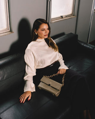 Bolsa Clutch Mandi Collab Amanda Couro Adô Cor Cinza Fendi