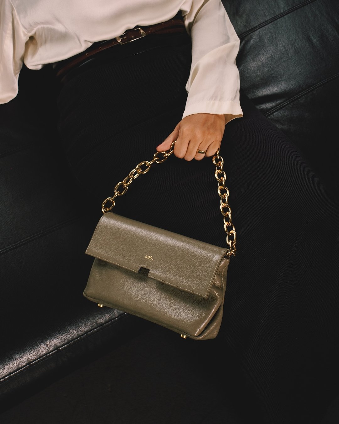 Bolsa Clutch Mandi Collab Amanda Couro Adô Cor Cinza Fendi