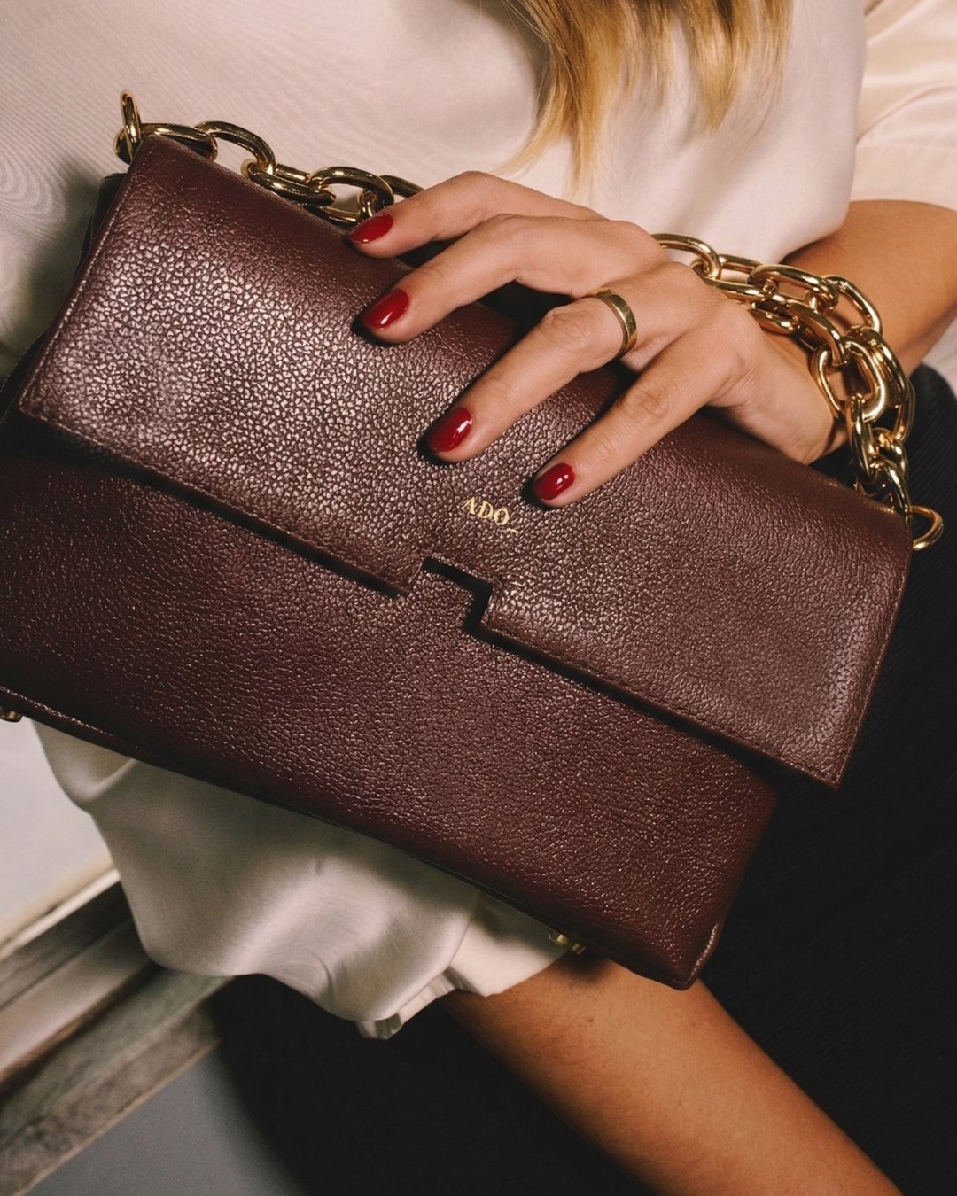 Bolsa Clutch Mandi Collab Amanda Couro Adô Cor Marrom Cacau